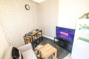 Cozy and Charming - 1 Bedroom Apartment - Free Parking, Transit links, Close to Stadiums